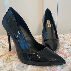 Steve Madden black patent leather pointy toe pump